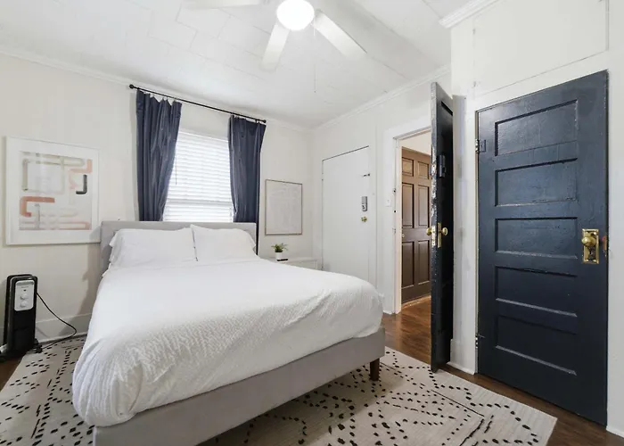 Private Bedroom In Spacious Near Downtown Laf Hébergement de vacances *